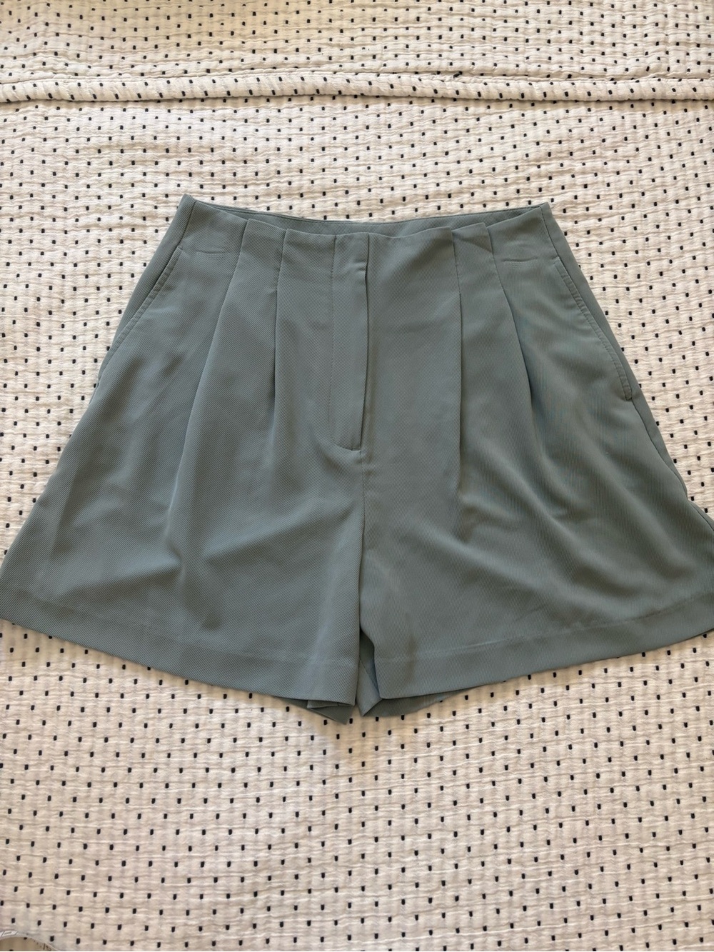 PRIMARK | High-Waist Saje Green Pleated Women’s Shorts